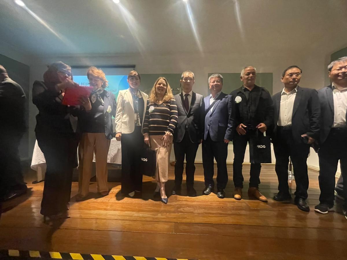 Participantes reunidos para registro do encontro.