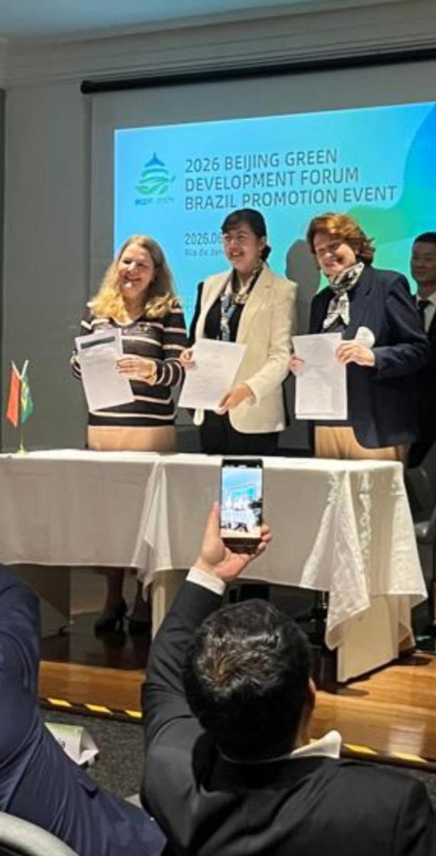 Participantes apresentam os documentos durante o registro da assinatura do termo de cooperação.