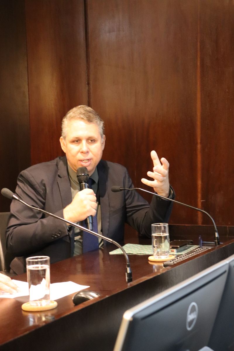 Paulo Alves, do IECBC, fala ao microfone durante o encontro.